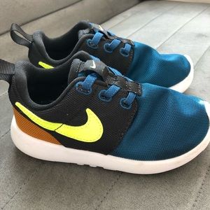 toddler nike roshe runs
